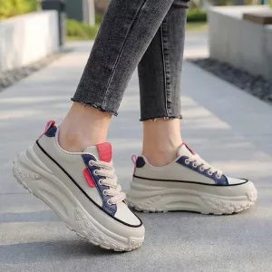 Scarpe sportive da donna con zeppa alla moda e platform trendy