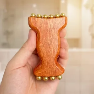 Massaggiatore lifting viso in legno con sfere in ottone strumento Gua Sha per meridiani